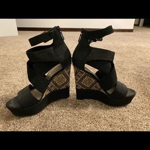 Black wedges